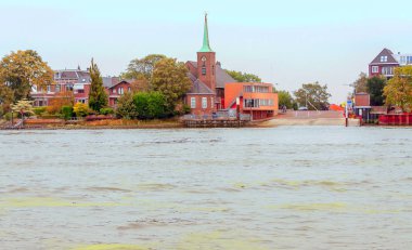 Wijk Ann Zee, Maastricht, Hollanda-Eylül 2014. Kanal insanlar yürürken, insanlar ile çapraz ve Feribot İskelesi.