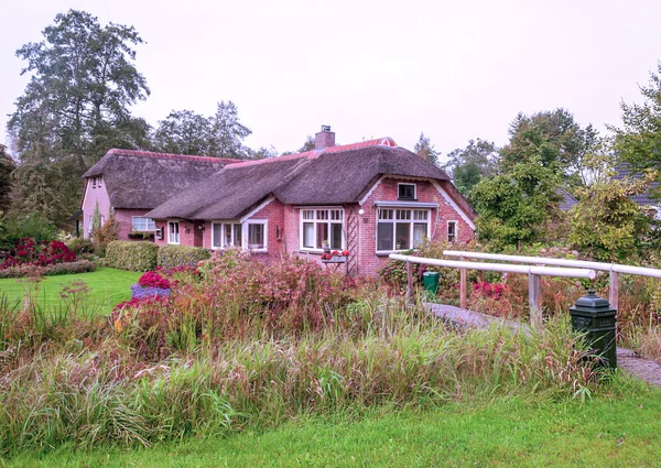 Giethoorn Hollandia Falu Csatornákkal Vidéki Házakkal Egy Felhős Napon — Stock Fotó