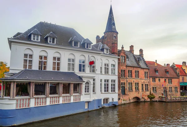 Bulutlu bir günde ortaçağ tarzı cepheleriyle Belçika 'da Bruges sokakları.