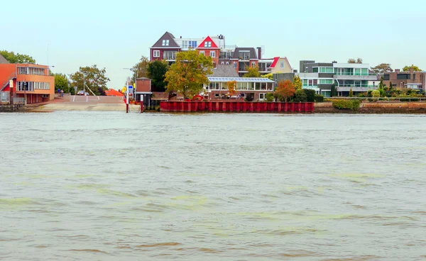 Bulutlu bir günde Hollanda'da su kanalı