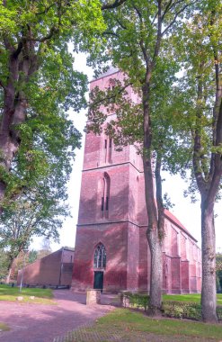 Giethoorn, bulutlu bir günde kanalları ve kırsal evleri olan Hollanda köyü.