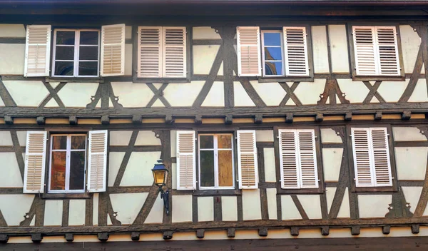 Színes Házak Homlokzatai Alsace Észak Franciaországban Egy Napsütéses Napon — Stock Fotó