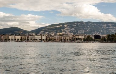 İsviçre 'nin Cenevre şehrinde bulutlu bir günde Leman Gölü