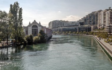 İsviçre 'nin Cenevre şehrinde bulutlu bir günde Leman Gölü