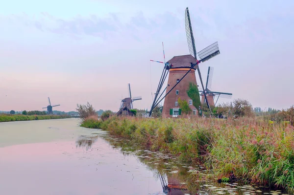 Mills Kinderdijk Hollandiában Egy Felhős Napon — Stock Fotó