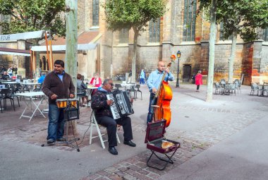 Colmar, Alsacia, Fransa-Eylül 2014. Anonim insanlar onları yoIda. Sen-ebilmek görmek onların renkli cephe ile tipik evleri