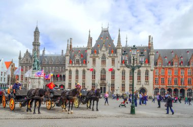 Bruges, Flanders, Belçika-Eylül 2014. Bulutlu bir günde onun ortaçağ tarzı cepheler ile Belçika Bruges sokaklarında. İnsanlar onları görmek.