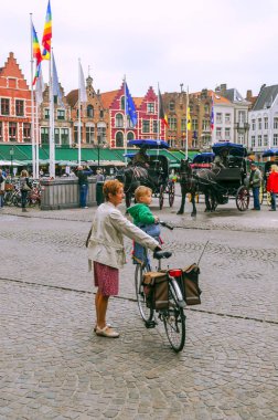 Bruges, Flanders, Belçika-Eylül 2014. Bulutlu bir günde onun ortaçağ tarzı cepheler ile Belçika Bruges sokaklarında. İnsanlar onları görmek.