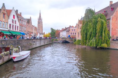Bruges, Flanders, Belçika-Eylül 2014. Bulutlu bir günde onun ortaçağ tarzı cepheler ile Belçika Bruges sokaklarında. İnsanlar onları görmek.