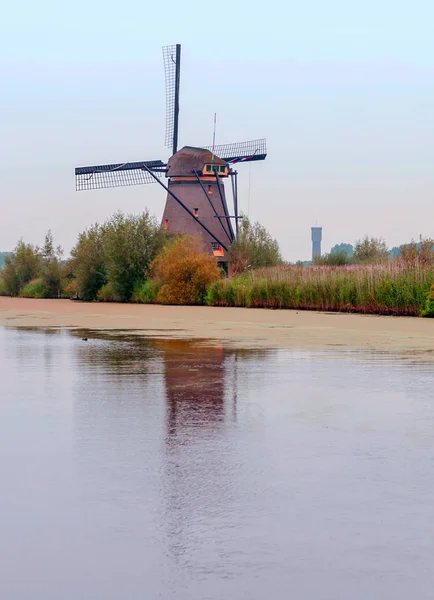 曇った日にオランダのKinderdijk キンダーダイク に工場 — ストック写真