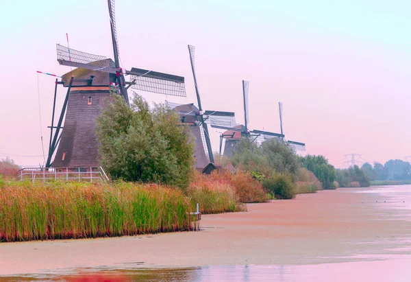 Μύλοι Στο Kinderdijk Στην Ολλανδία Μια Συννεφιασμένη Μέρα — Φωτογραφία Αρχείου