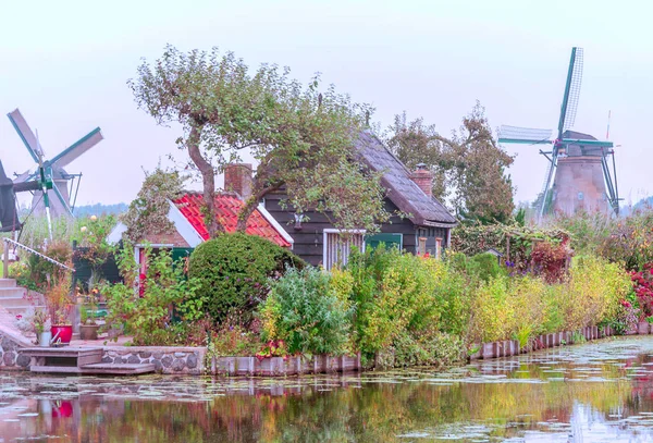 Mills Bulutlu Bir Günde Hollanda Kinderdijk — Stok fotoğraf