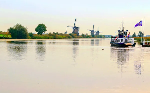Kinderdijk Holanda Eylül 2014 Barco Con Pasajeros Canal Junto Los — Stok fotoğraf