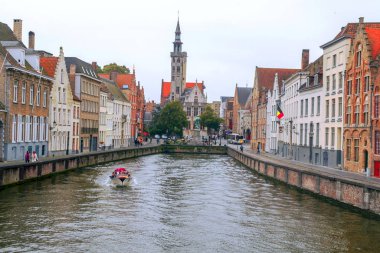 Bruges, Flanders, Belçika-Eylül 2014. Bulutlu bir günde onun ortaçağ tarzı cepheler ile Belçika Bruges sokaklarında. İnsanlar onları görmek.