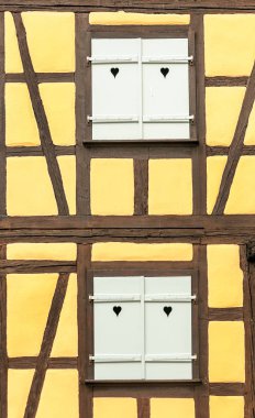 Güneşli bir günde Fransa 'nın Alsace kentindeki renkli evlerin cepheleri