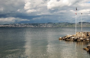 İsviçre 'nin Cenevre şehrinde bulutlu bir günde Leman Gölü