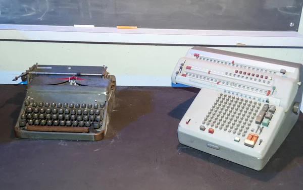 Alte Schreibmaschinen Auf Einem Tisch — Stockfoto