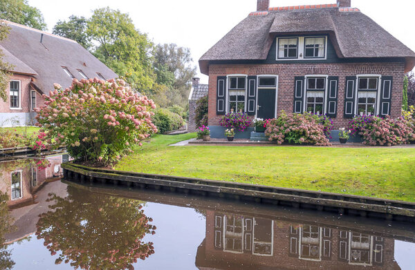 Giethoorn, village of Holland with canals and rural houses on a cloudy day