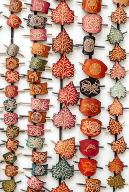 beyaz zemin üzerinde bilezik