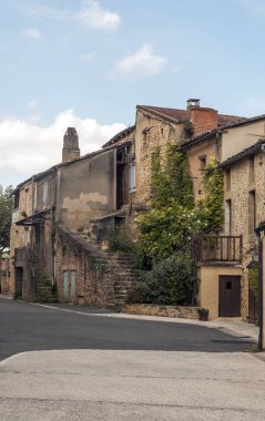 Fransa 'nın güneyinde bulutlu bir günde taştan evleri olan ortaçağ köyü Aquitaine.