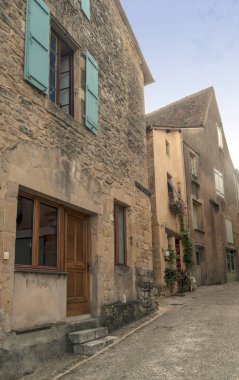 Fransa 'nın güneyinde bulutlu bir günde taştan evleri olan ortaçağ köyü Aquitaine.