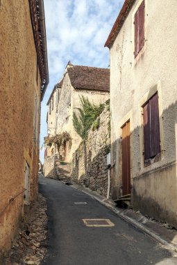 Fransa 'nın güneyinde bulutlu bir günde taştan evleri olan ortaçağ köyü Aquitaine.