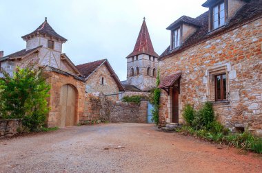 Fransa 'nın güneyinde bulutlu bir günde taştan evleri olan ortaçağ köyü Aquitaine.