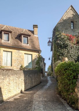 Fransa 'nın güneyinde bulutlu bir günde taştan evleri olan ortaçağ köyü Aquitaine.