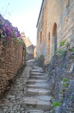 Fransa 'nın güneyinde bulutlu bir günde taştan evleri olan ortaçağ köyü Aquitaine.