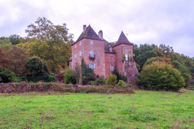 Fransa 'nın güneyinde bulutlu bir günde taştan evleri olan ortaçağ köyü Aquitaine.