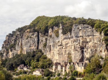 Fransa 'nın güneyinde bulutlu bir günde taştan evleri olan ortaçağ köyü Aquitaine.