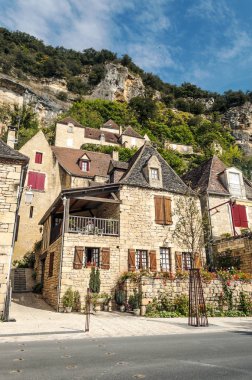 Fransa 'nın güneyinde bulutlu bir günde taştan evleri olan ortaçağ köyü Aquitaine.
