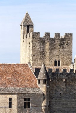 Fransa 'nın güneyinde bulutlu bir günde taştan evleri olan ortaçağ köyü Aquitaine.