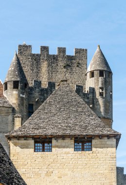 Fransa 'nın güneyinde bulutlu bir günde taştan evleri olan ortaçağ köyü Aquitaine.