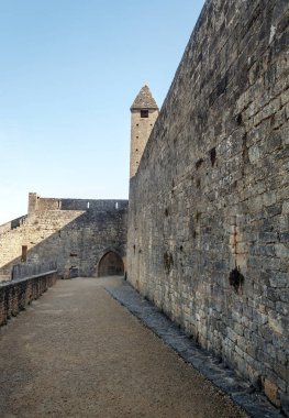 Fransa 'nın güneyinde bulutlu bir günde taştan evleri olan ortaçağ köyü Aquitaine.