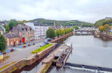 Bulutlu bir günde taş evleriyle şatoulin. Fransa 'nın Brittany kentinde yer almaktadır..