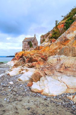 Bulutlu bir günde Fransa 'nın Normandiya bölgesinde Monte Sant Michael