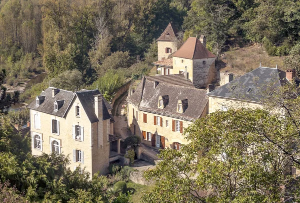 프랑스 남부에 주택들 구름낀 중세의 타이네 — 스톡 사진