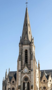 Fransa 'nın Aquitaine kentindeki Gotik kilise bulutlu bir günde