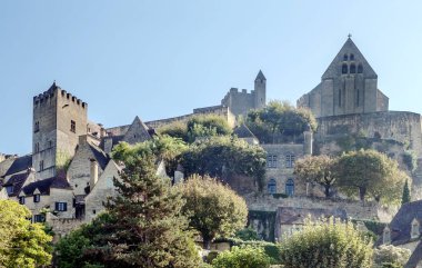 Fransa 'nın güneyinde bulutlu bir günde taştan evleri olan ortaçağ köyü Aquitaine.