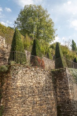 Fransa 'nın güneyinde bulutlu bir günde taştan evleri olan ortaçağ köyü Aquitaine.