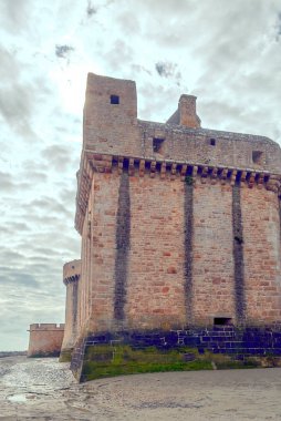 Bulutlu bir günde Fransa 'nın Normandiya bölgesinde Monte Sant Michael
