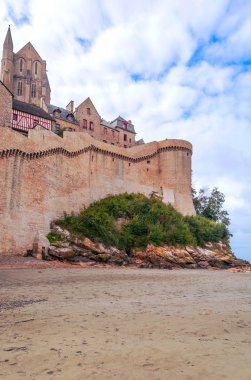 Bulutlu bir günde Fransa 'nın Normandiya bölgesinde Monte Sant Michael