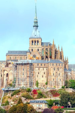 Bulutlu bir günde Fransa 'nın Normandiya bölgesinde Monte Sant Michael