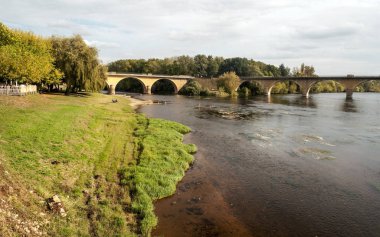 Fransa 'nın güneyindeki Aquitaine nehri bulutlu bir günde.