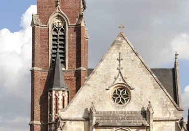 Fransa 'nın Aquitaine kentindeki Gotik kilise bulutlu bir günde