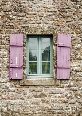 Windows ile eski taş cephe