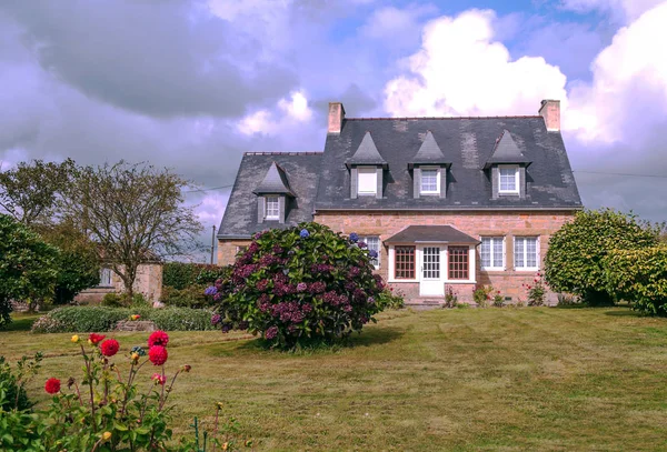 Bulutlu Bir Günde Taş Evleriyle Şatoulin Fransa Nın Brittany Kentinde — Stok fotoğraf