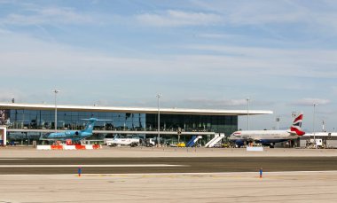 Cebelitarık, Amerika Birleşik Devletleri-Ocak 2015. Güneşli bir günde Gibraltar Havaalanı'ndan kalktıktan uçak