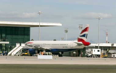 Cebelitarık, Amerika Birleşik Devletleri-Ocak 2015. Güneşli bir günde Gibraltar Havaalanı'ndan kalktıktan uçak